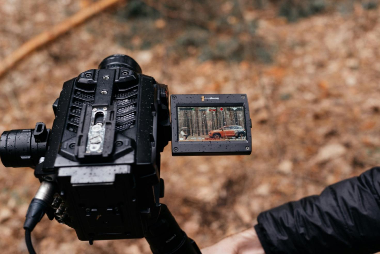 Studio de montage vidéo professionnel avec équipement moderne